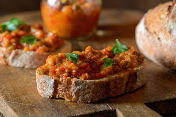 erdelyi-zakuszka-szelet-kenyerre-kenve-hargita-modra